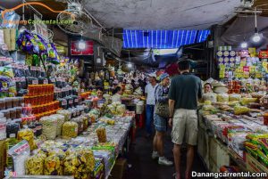 The best time to visit Dong Ba Market